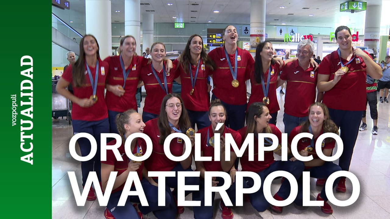 La selección femenina de waterpolo aterriza en España con el oro olímpico