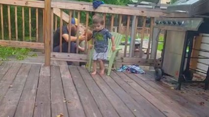 Heartwarming moment: Baby runs to mom for the first time without falling