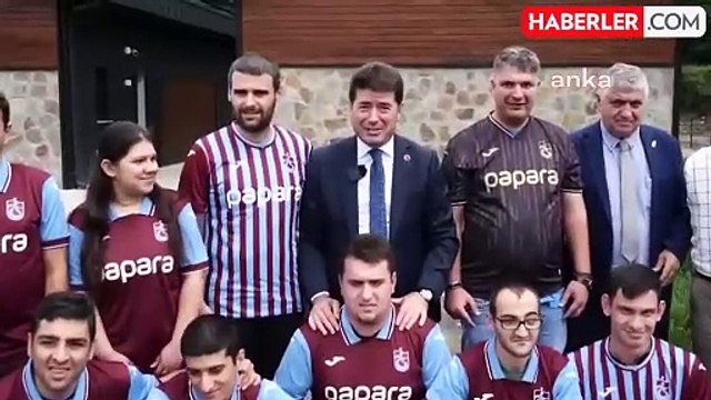 Ortahisar Belediye Başkanı Ahmet Kaya, En Mutlu Köy'deki özel bireylere sürpriz yaparak doğum günü kutlaması yaptı