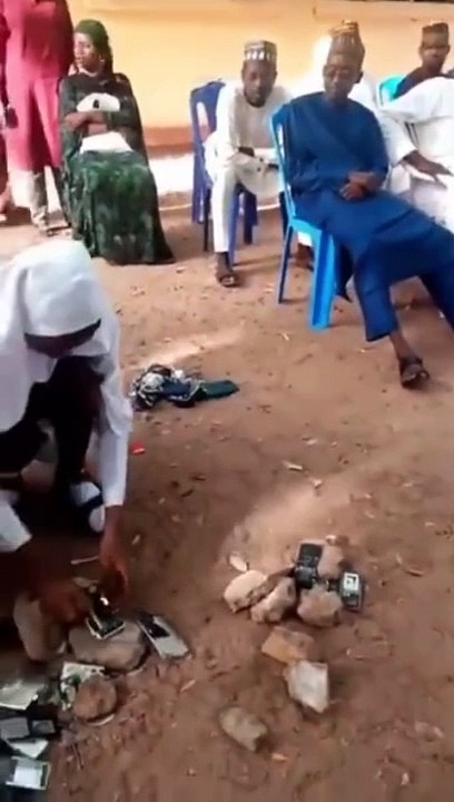 VIDEO - Des élèves contraints de détruire leurs téléphones à cause des mauvais résultats scolaires