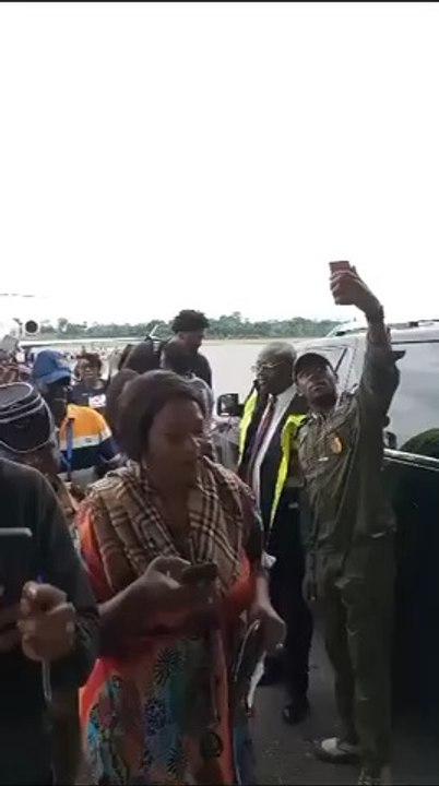 Attaqué en #France  pour avoir #opté pour la #sélection  #americaine de #basketball ⛹️ le Franco-Americano-Camerounais #joelembiid #debarque à l’instant à #yaounde au #cameroun après sa #medaille  d’or obtenu avec les États-Unis 