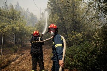 Download Video: Firefighters race to tackle Greek wildfires hurtling towards Athens