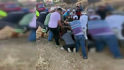 Devrilen traktörün altında kalan çiftçiyi vatandaşlar kurtardı