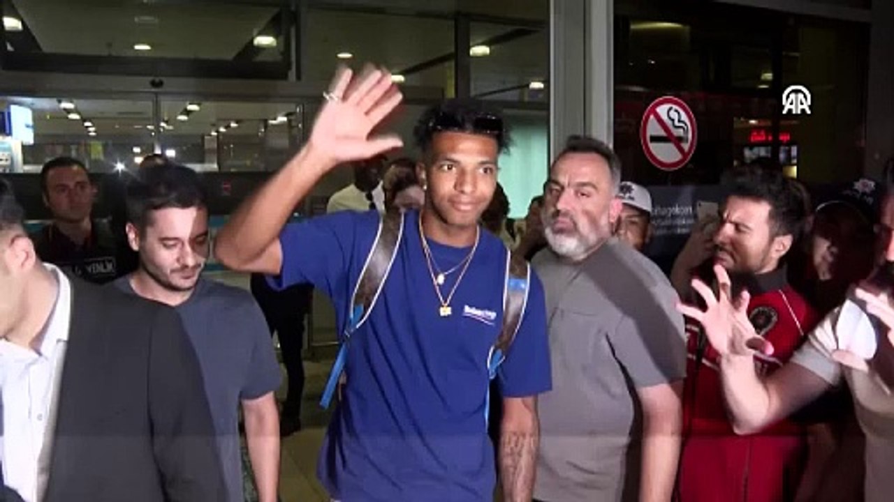 Beşiktaş'ın yeni transferi Cher Ndour, İstanbul'a geldi.