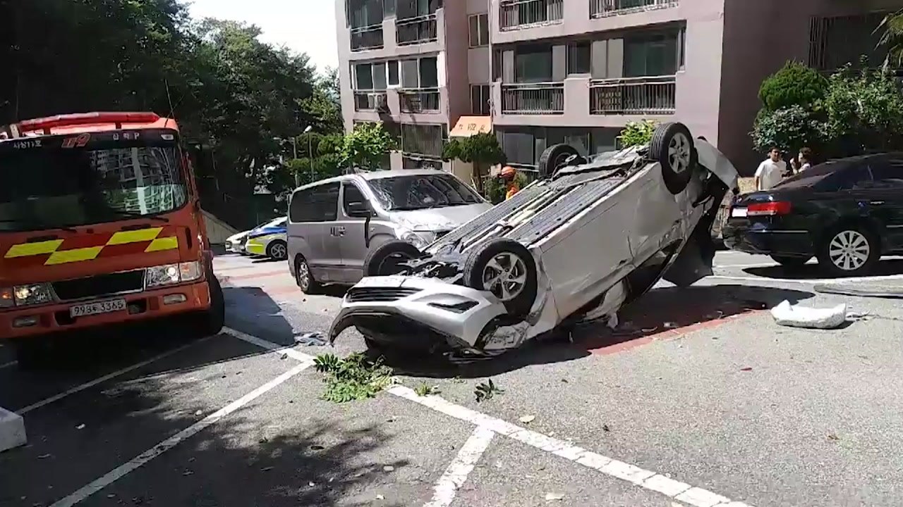70대 몰던 승용차 10m 아래로 추락...운전 미숙 추정 / YTN