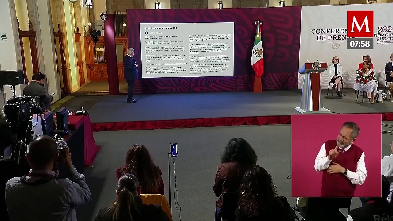 AMLO lee el pliego petitorio a la marcha contra la sobrerrepresentación de Morena