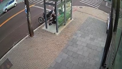 Imagem registra motociclista caído após acidente na Rua Fortaleza