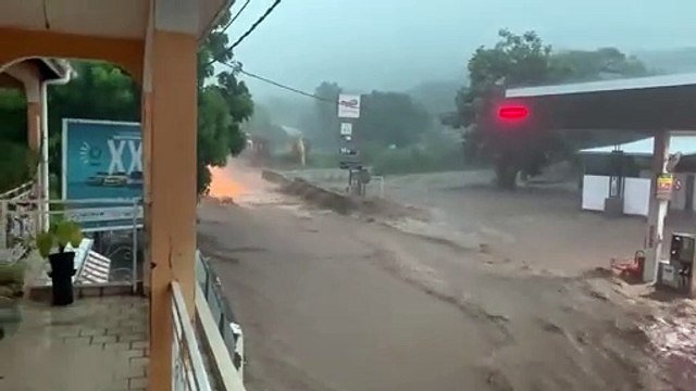 Cyclone - La Guadeloupe est placée en vigilance rouge pour fortes pluies et orages : Toutes les activités sur l'île ont été suspendues et l'aéroport fermé