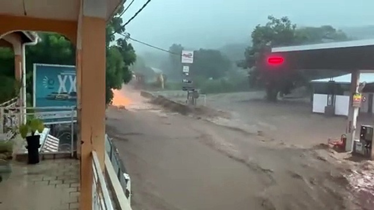 Cyclone - La Guadeloupe est placée en vigilance rouge pour fortes pluies et orages : Toutes les activités sur l'île ont été suspendues et l'aéroport fermé