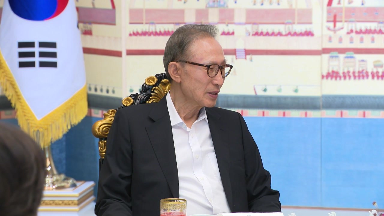 尹, 이명박 전 대통령과 3시간 만찬..."원전생태계 복원" / YTN