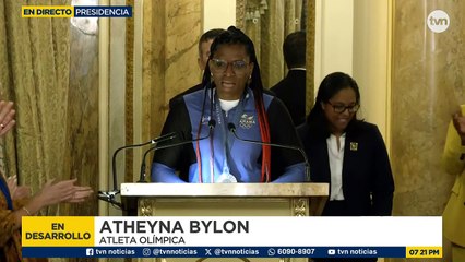 Atheyna Bylon se dirige a los presentes en el acto del Palacio Presidencial