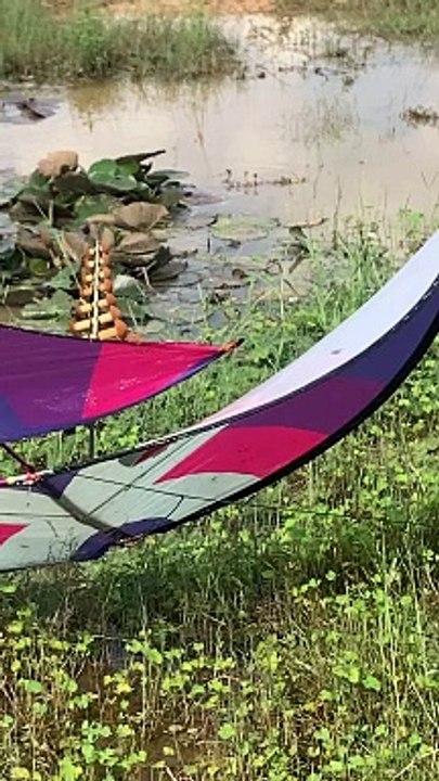 Học sinh liều mình thả diều sáo 2 mét cõng bộ sáo 9 quả và cái kết