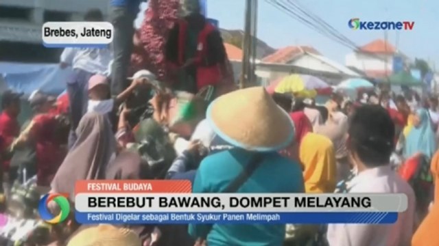 Copet Beraksi saat Warga Berebut Gunungan Bawang Merah di Brebes