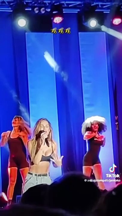 Anna Tatangelo punta da una vespa durante un concerto Non ci siamo fatti mancare niente (VIDEO)