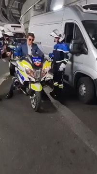 #tomcruise est sans doute le seul #motard capable de #chevaucher une puissante #moto sans #casque avec la #bénédiction de la #police en #France !!!