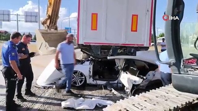 Kırmızıda bekleyen arabaların arasına daldı: 1 kişi öldü 3 kişi yaralandı