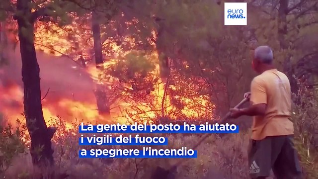 Grecia, morta una donna negli incendi che stanno colpendo Atene