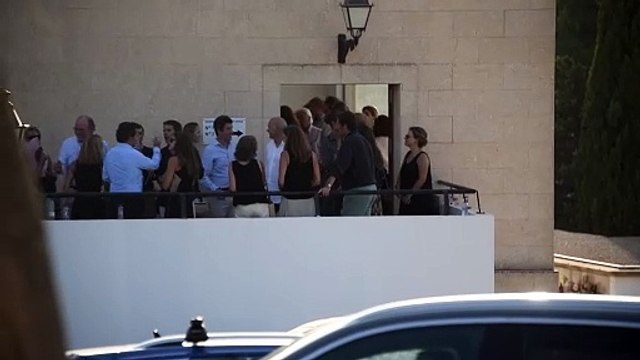 Así ha sido la llegada de doña Sofía al tanatorio de su sobrino Juan Gómez-Acebo, sumida en una profunda tristeza