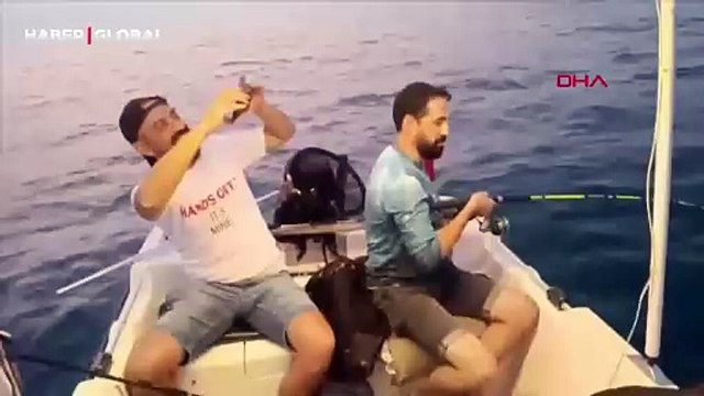 Adana'da oltasına yavru köpek balığı takılan amatör balıkçının heyecanı kamerada