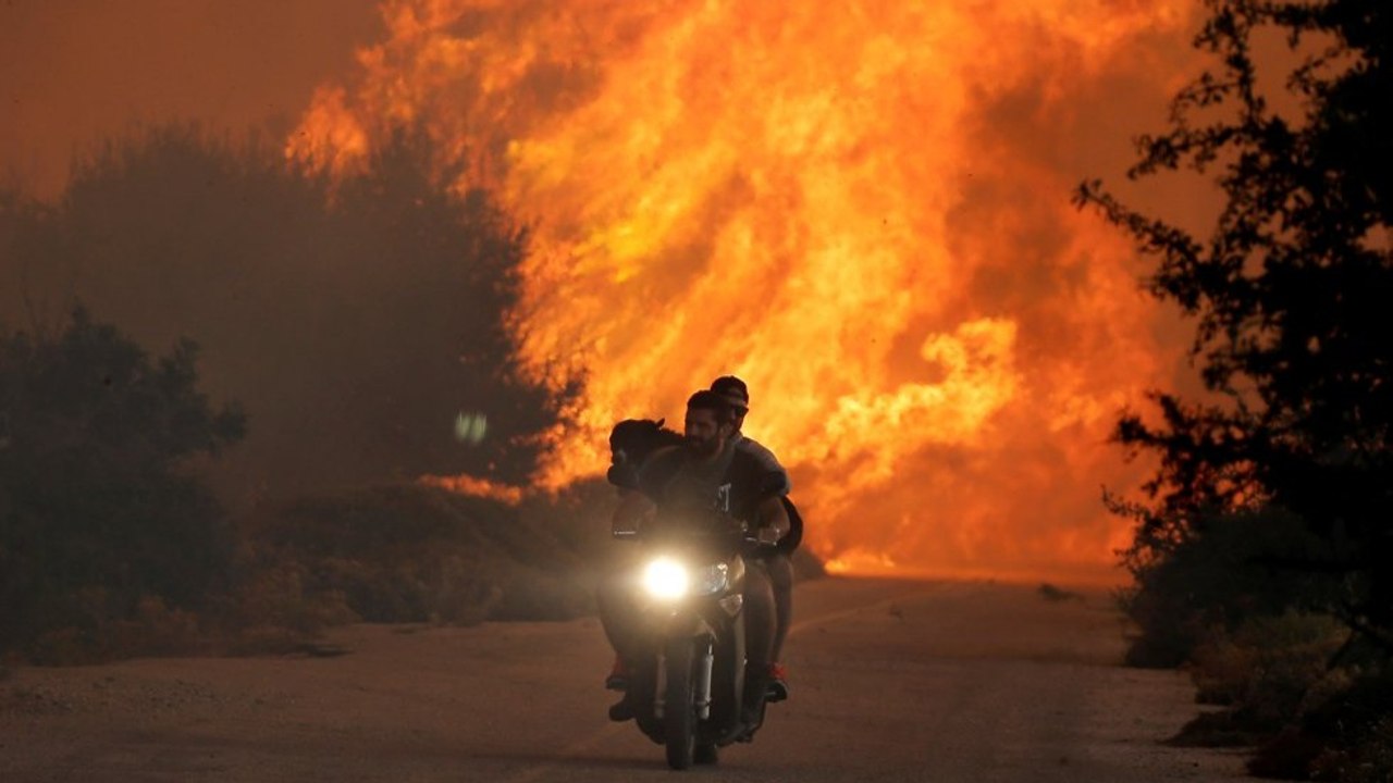 Una mujer muere en el gran incendio forestal de las afueras de Atenas