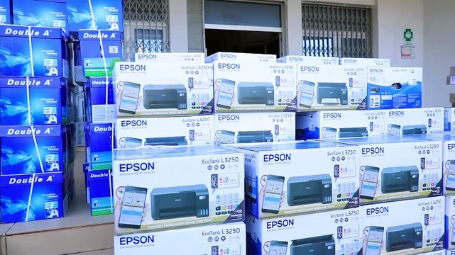 Le ministre Adama Kamara offre du matériel informatique aux services de l'administration du district autonome du Denguélé