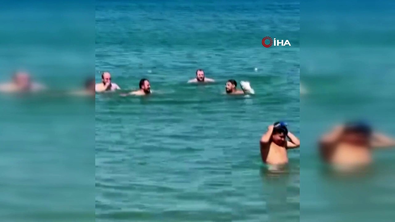 Yüzmek İçin Girdiği Denizde Eliyle 6 Kiloluk Levrek Yakaladı