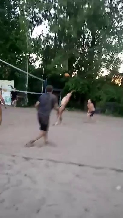Beach-volley, une frappe puissante du ballon avec un long rebond du joueur.