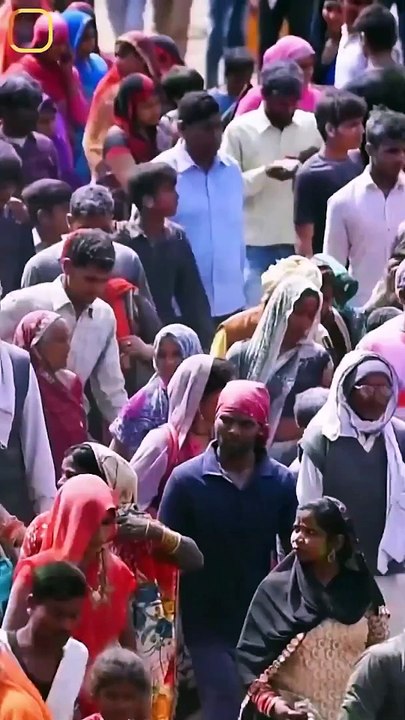 आदमी बेचारा क्या करे? || आचार्य प्रशांत