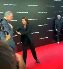 The truth behind the viral video of Shah Rukh Khan pushing an old man