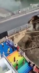 Un pont détruit par les inondations