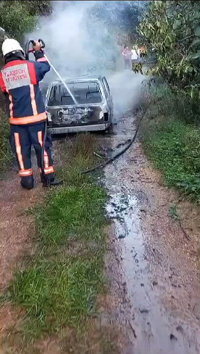 "Trabzon Arsin'de Fındık Bahçesindeki Araç Alevlere Teslim Oldu!"