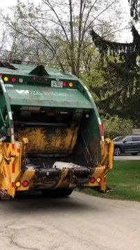 #insolite : les #poubelles des #beauxquartiers #regorgent de #tresors que les #eboueurs #detruisent à contrecœur ! à preuve !