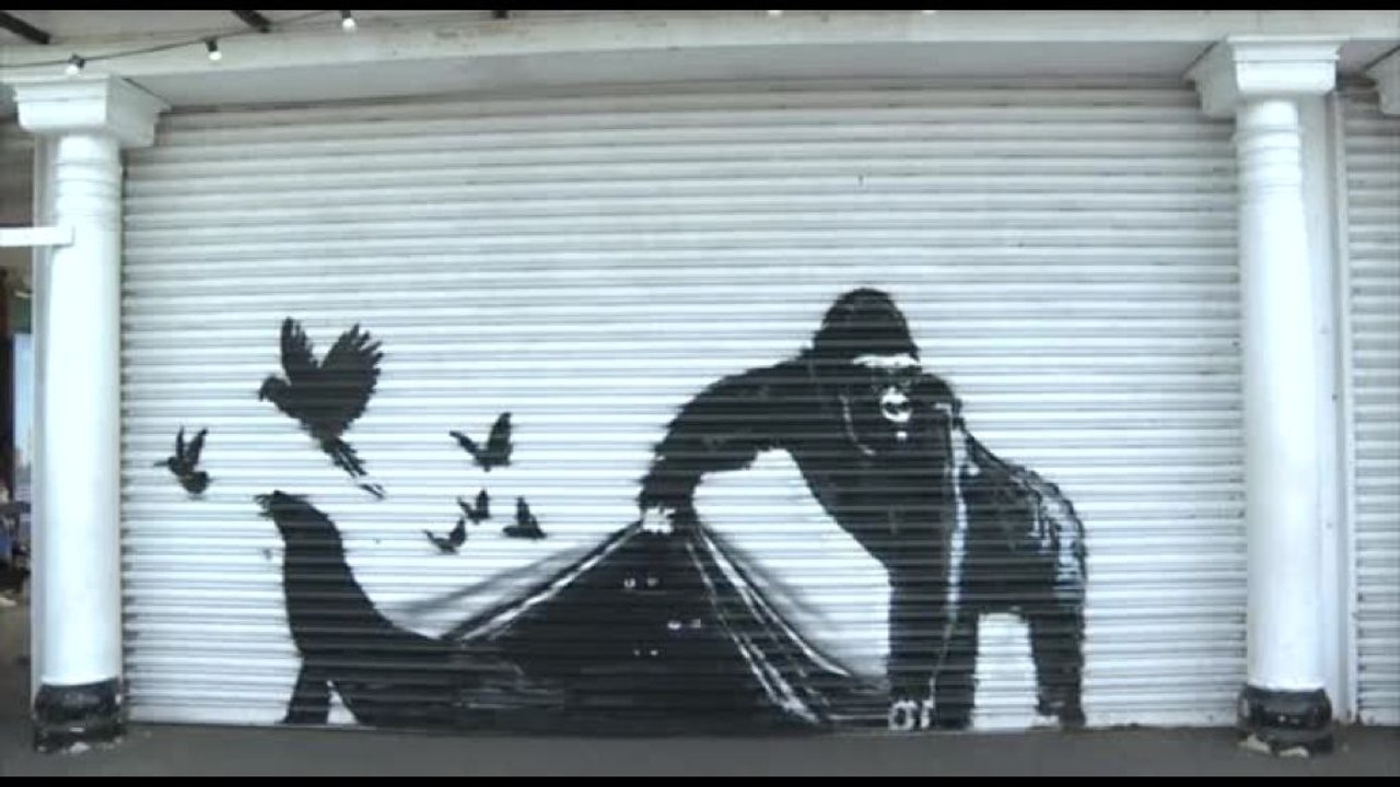 Un gorilla libera gli animali al London Zoo, nuova opera di Banksy