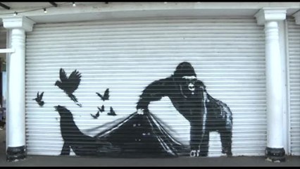 Un gorilla libera gli animali al London Zoo, nuova opera di Banksy