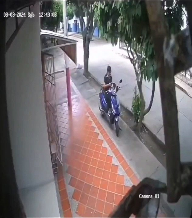 Una joven fus abordada por un delincuente que la vio chateando y le quitó el celular.