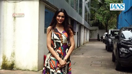 Sana Makbul Stuns in Stylish Ensemble During Andheri Outing