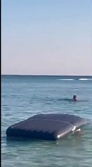 Taranto, slalom della moto d'acqua tra i bagnanti di Torre Ovo