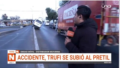 Minibús terminó sobre el pretil de distribuidor en Cochabamba