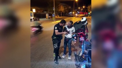 Çevreyi rahatsız eden sürücüye polis, önce ceza kesti ardından abartı egzoz sesini dinlettirdi