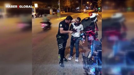 Polisten motosiklet sürücüsüne "sesli" ders