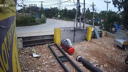 Un vehículo conduciendo a gran velocidad embiste a un peatón causándole la muerte de forma instantánea.