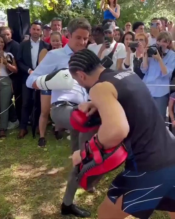 Gabriel Attal s'essaie à la boxe et se fait humilier