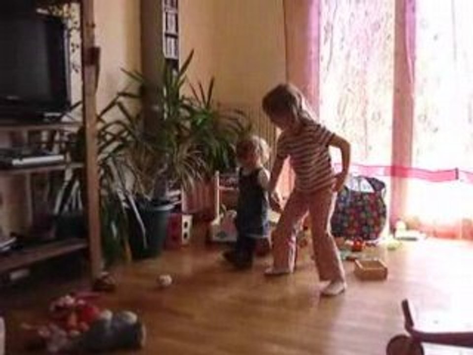 Eline, Cloé et Anaïs dansent