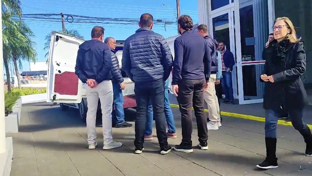 Corpos do casal Kharine e Junior Zini chegam para velório no Clube Comercial