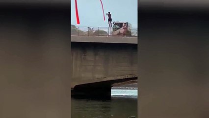 Lecco, i tuffi proibiti dei ragazzi dal ponte Kennedy: «Acque poco profonde e correnti forti»