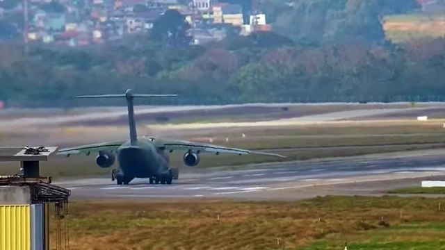 Avião da FAB trazendo corpos do acidente aéreo decola sentido à Cascavel