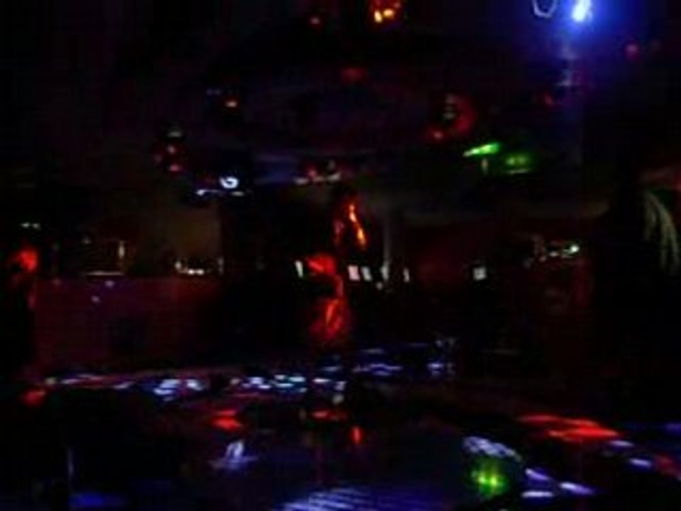 un gars qui dance tout seul lol