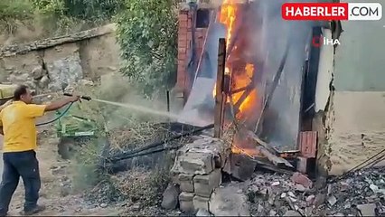 Banyo sobasını yakarken 2 katlı ev küle döndü Yangın paniği