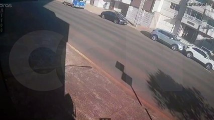 Imagem registra veículo após se envolver em acidente na Rua São Paulo