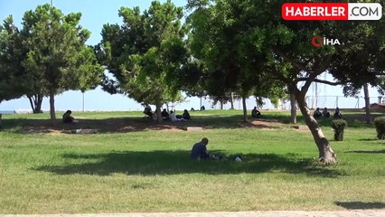 Mersin'de sıcak hava nedeniyle vatandaşlar ağaç gölgelerine sığındı